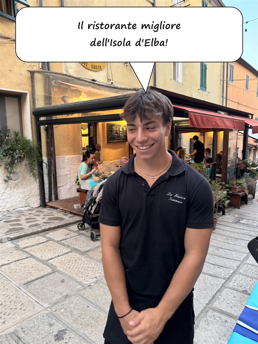 Tommaso, dello staff de La Miniera del Gusto, davanti all'insegna del locale